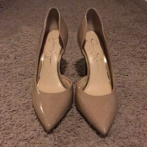 Nude pumps